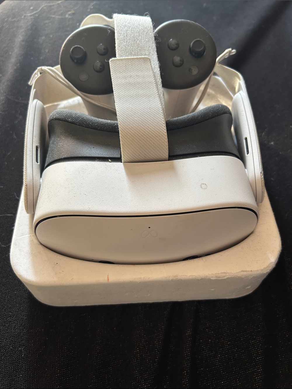 META QUEST 3 128GB Wireless Standalone VR Headset in White with Controllers
